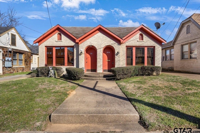 view of front of house with a front yard