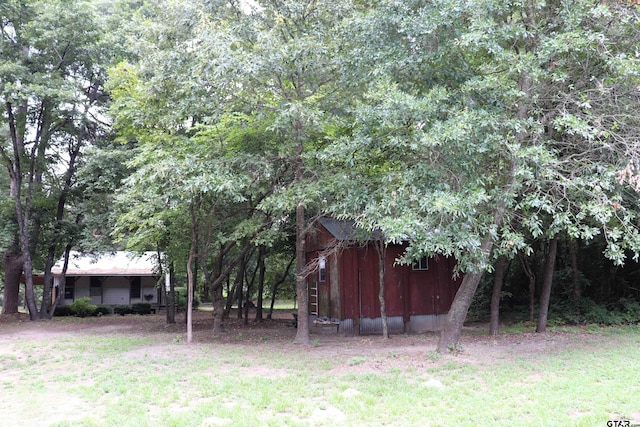 view of yard featuring an outdoor structure