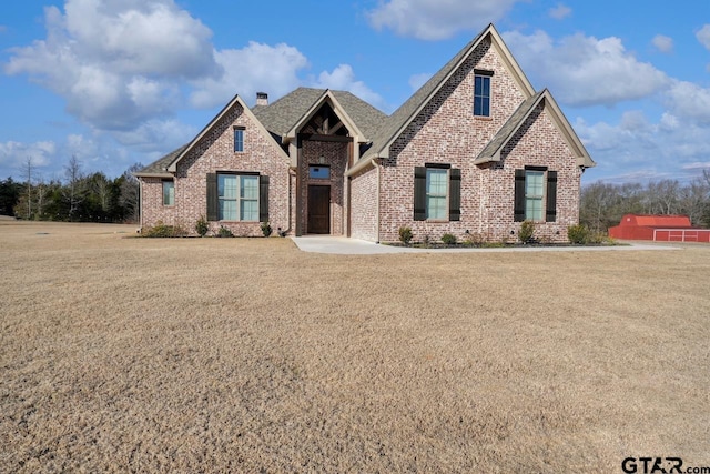 craftsman inspired home featuring a front yard