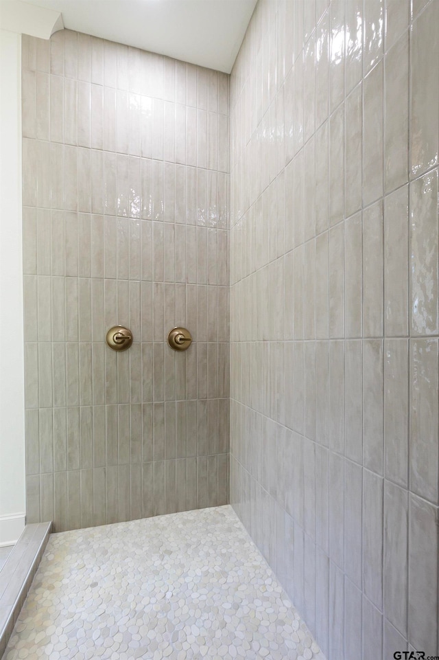 bathroom featuring tiled shower