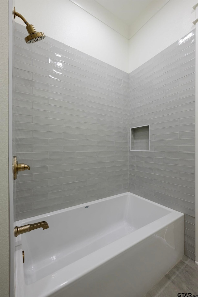 bathroom featuring tiled shower / bath