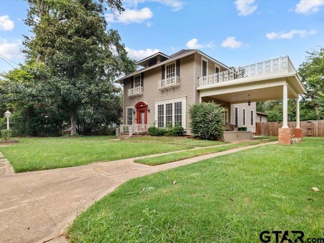 view of front of house featuring a front lawn