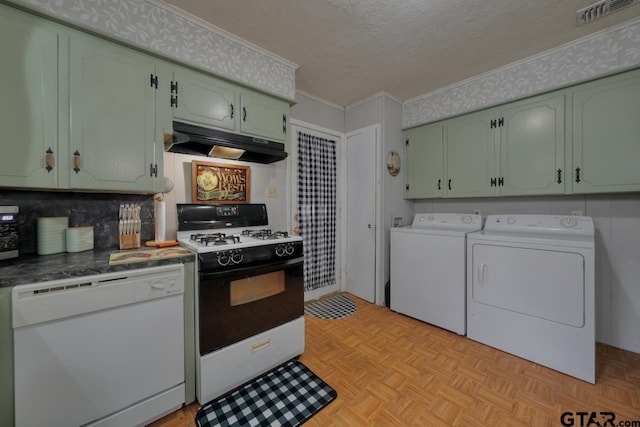 kitchen with visible vents, washer and clothes dryer, dishwasher, gas range, and extractor fan