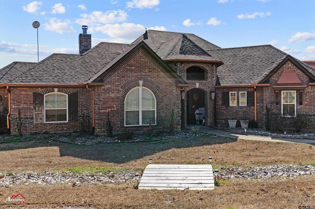 view of front of home with a front lawn