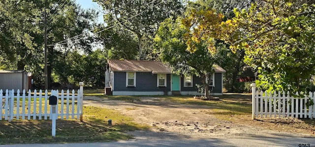 view of front facade with a front lawn