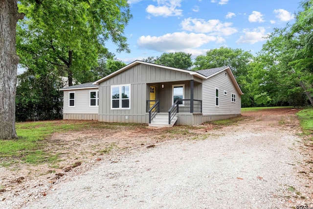 601 N 4th St, Crockett, TX 75835 - manufactured / mobile home featuring a porch, board and batten siding, and a shingled roof