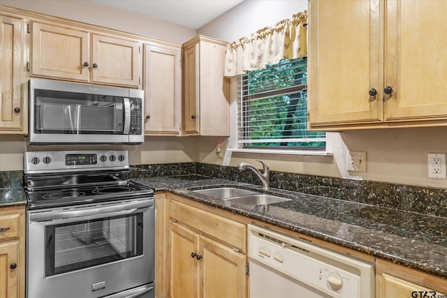 141 Green Mesa Ln, Holly Lake Ranch, TX 75765 - kitchen featuring stainless steel appliances, a sink, light brown cabinetry, and dark stone countertops