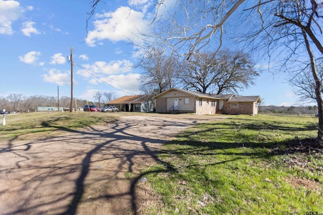 view of front facade with driveway and a front lawn