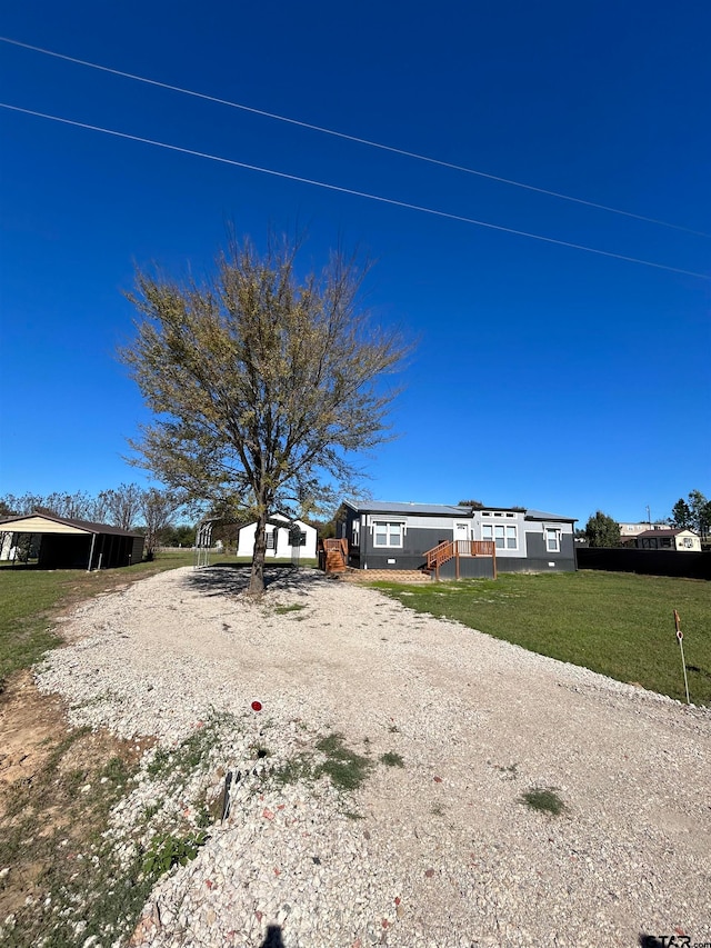 view of front facade featuring a front yard