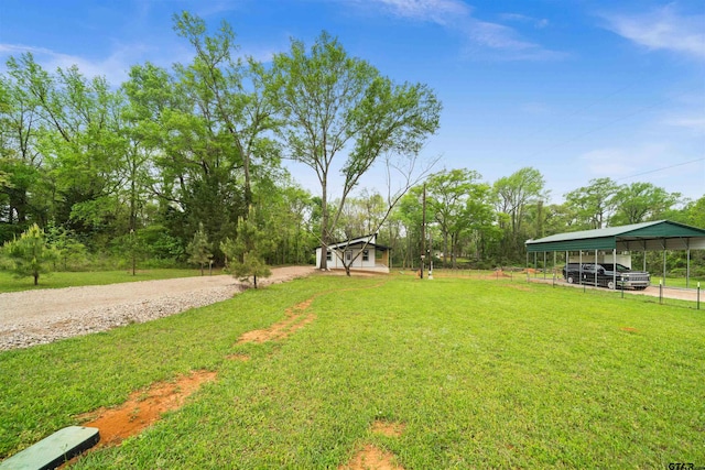 view of yard featuring gravel driveway and a carport