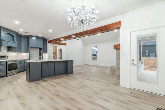 kitchen featuring decorative light fixtures, a center island with sink, electric range, light hardwood / wood-style floors, and decorative backsplash