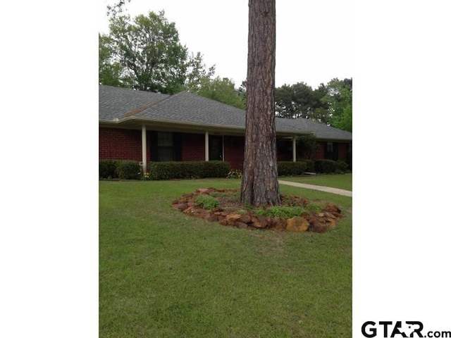 ranch-style home with a front lawn