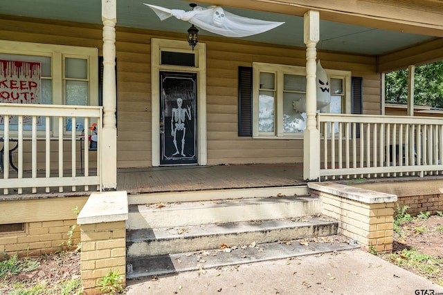 property entrance with covered porch