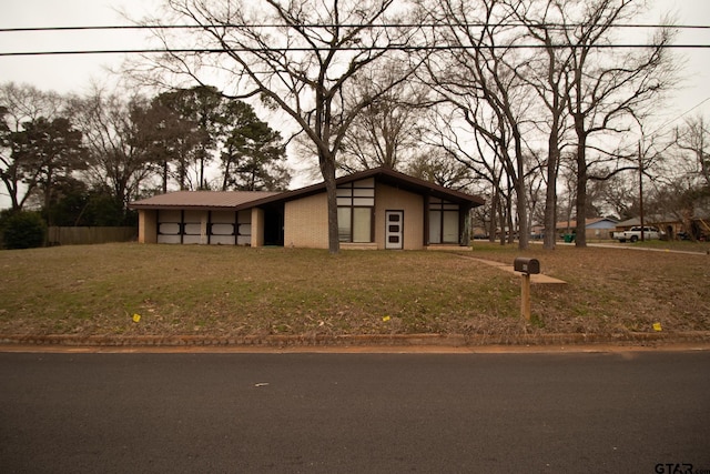 view of front of house featuring a front lawn