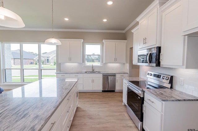 414 Bluebonnet Cir, Chandler, TX 75758 - kitchen featuring stainless steel appliances, a sink, crown molding, tasteful backsplash, and light stone countertops