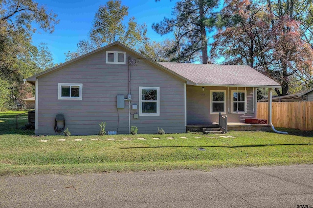 view of front facade with a front lawn and covered porch