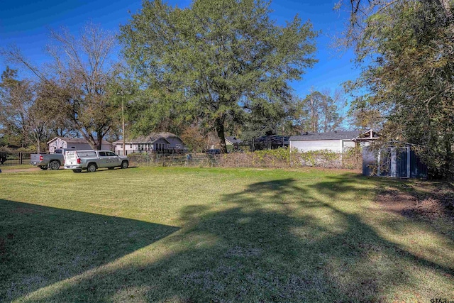 view of yard featuring an outdoor structure