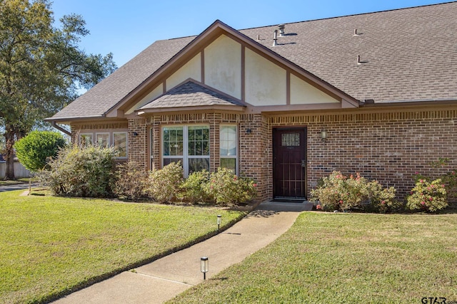 view of front facade featuring a front yard