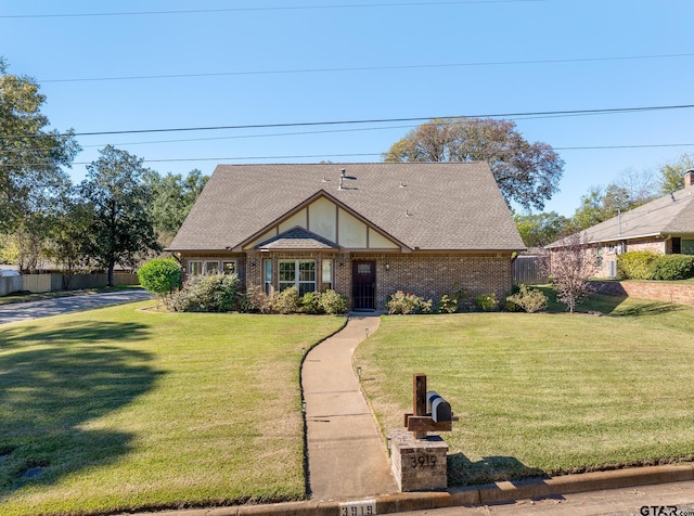 view of front facade featuring a front lawn