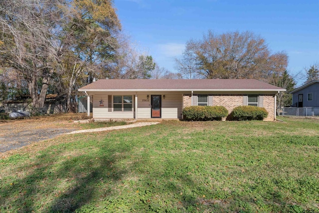 ranch-style house featuring a front yard