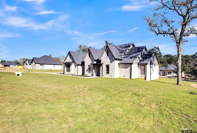 view of front of property featuring a front yard