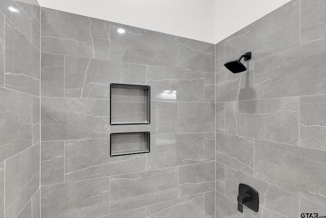 bathroom featuring a tile shower