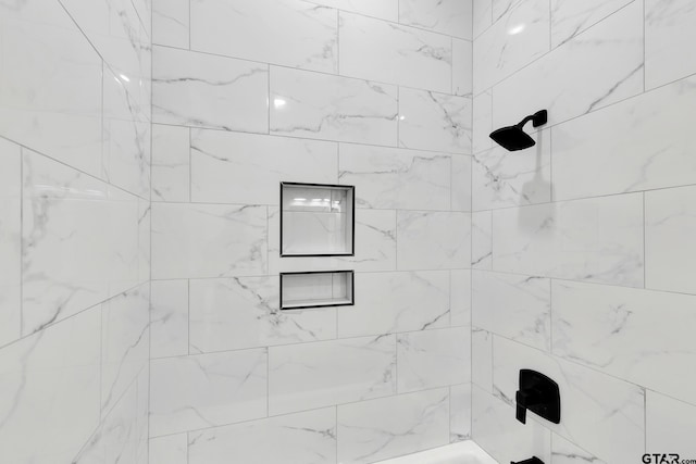 bathroom featuring tiled shower / bath combo