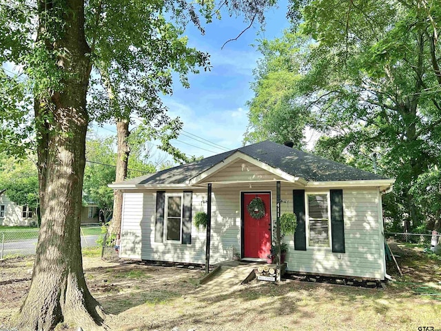 411 N Henry St, Lindale, TX 75771 - ranch-style house with fence