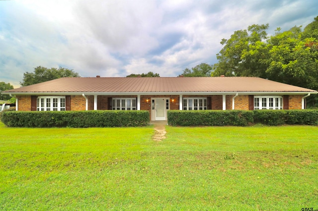 ranch-style home featuring a front lawn