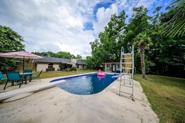 17550 Kristopher Cir, Whitehouse, TX 75791 - view of swimming pool featuring a diving board and a patio