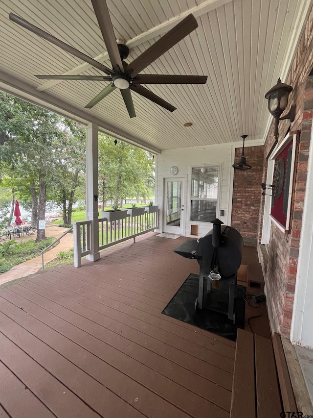 deck with ceiling fan and covered porch