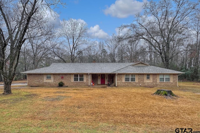 ranch-style home featuring a front lawn