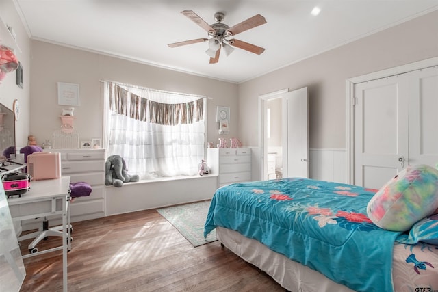 bedroom featuring ornamental molding, a ceiling fan, and wood finished floors