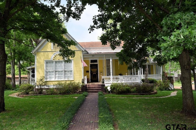 view of front of property with a porch and a front lawn