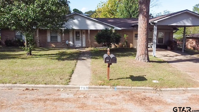 view of front of home featuring a front lawn and a carport