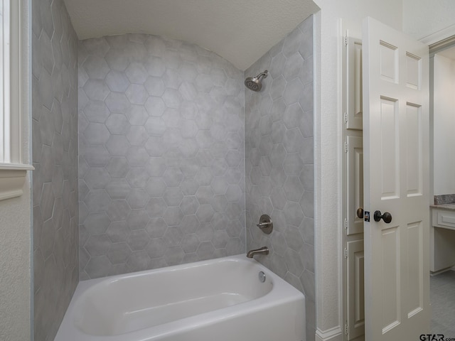 bathroom with tiled shower / bath combo