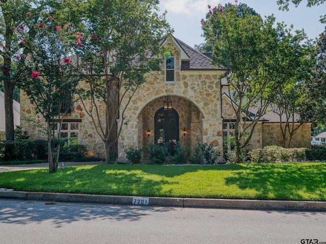 view of front of house with a front yard