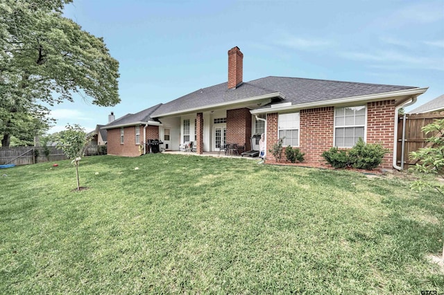 view of front of house featuring ceiling fan, a patio area, and a front lawn