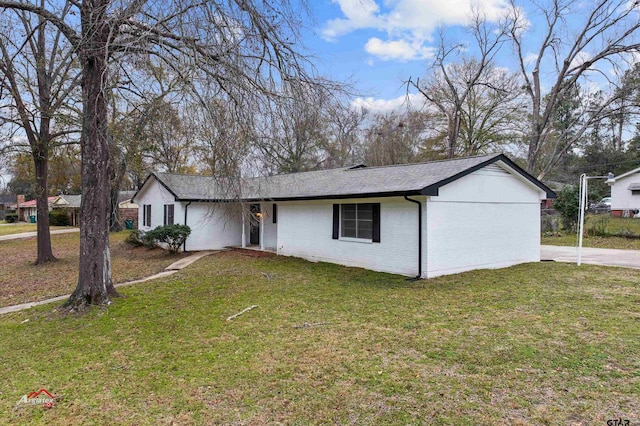 single story home with a front lawn