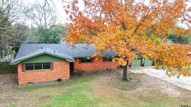 view of front of home featuring a front lawn and a garage