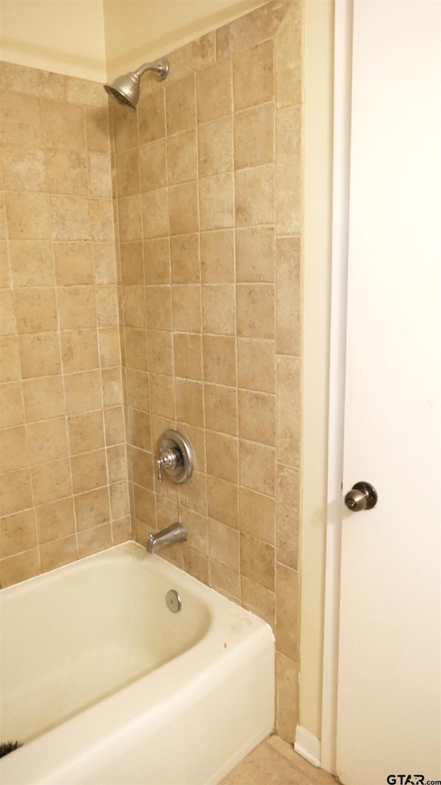 bathroom with tiled shower / bath combo