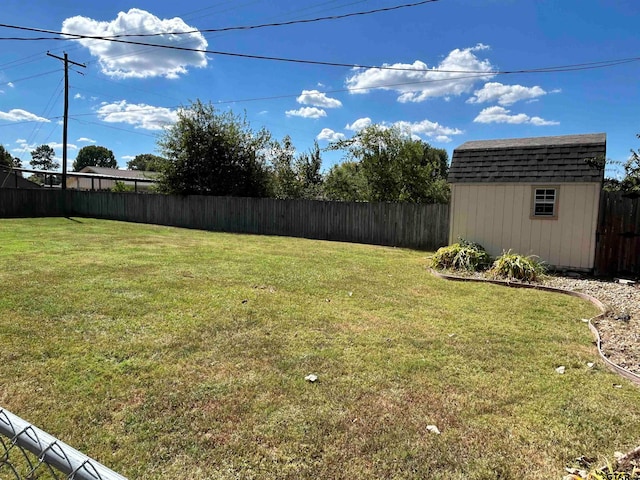 view of yard featuring a storage shed