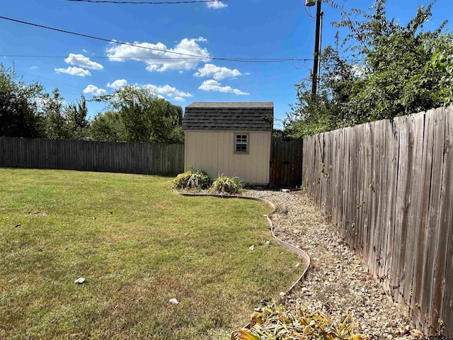 view of yard with a storage shed