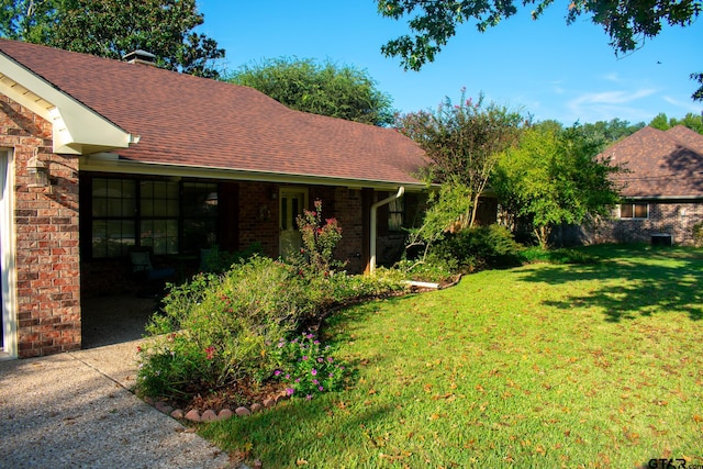 view of front of property featuring a front yard