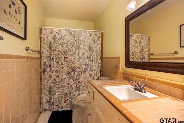 315 Ridgecrest Dr, Tyler, TX 75701 - full bath featuring tile walls, tile patterned flooring, vanity, wainscoting, and a shower with curtain