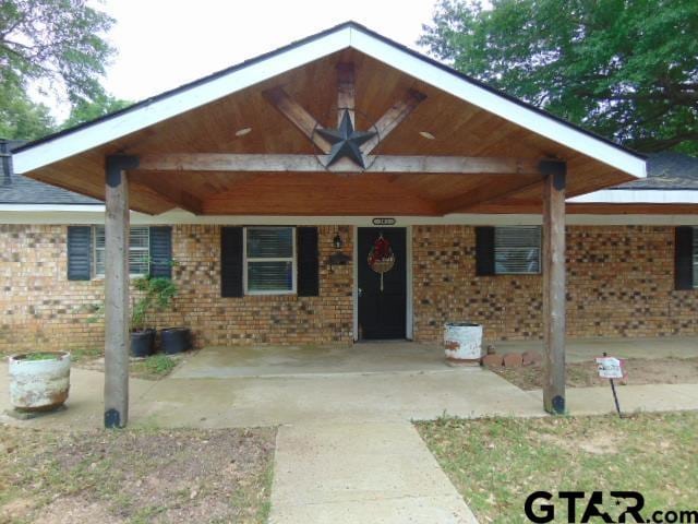 view of front of property featuring brick siding
