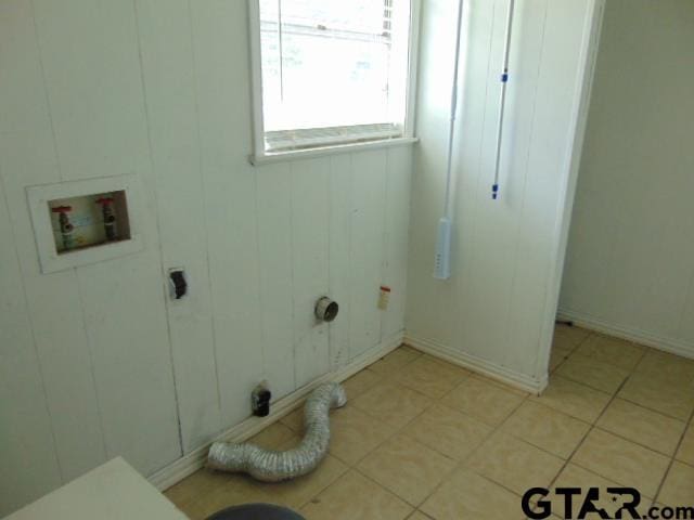 laundry area featuring light tile patterned floors, baseboards, laundry area, and washer hookup