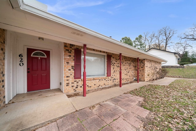 entrance to property featuring a porch