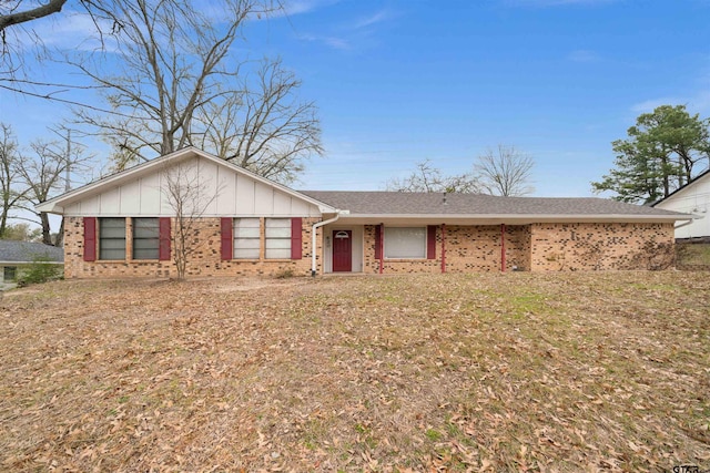 single story home with a front lawn