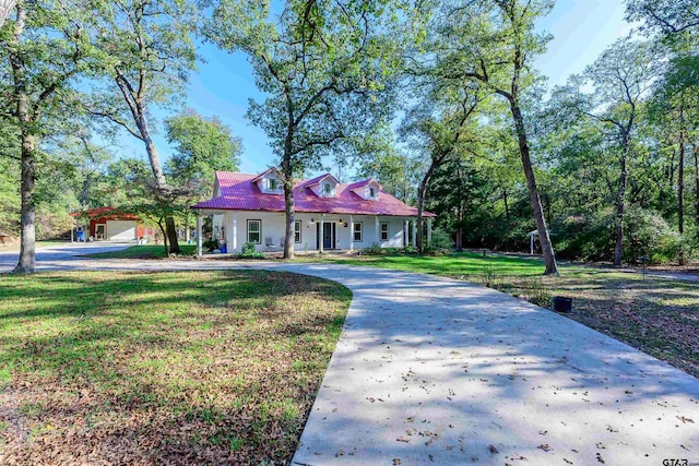 view of front facade with a front lawn